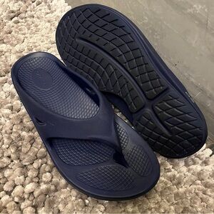 Oofos ooriginal sandals flip flops men’s size 9 women’s 11 in navy blue